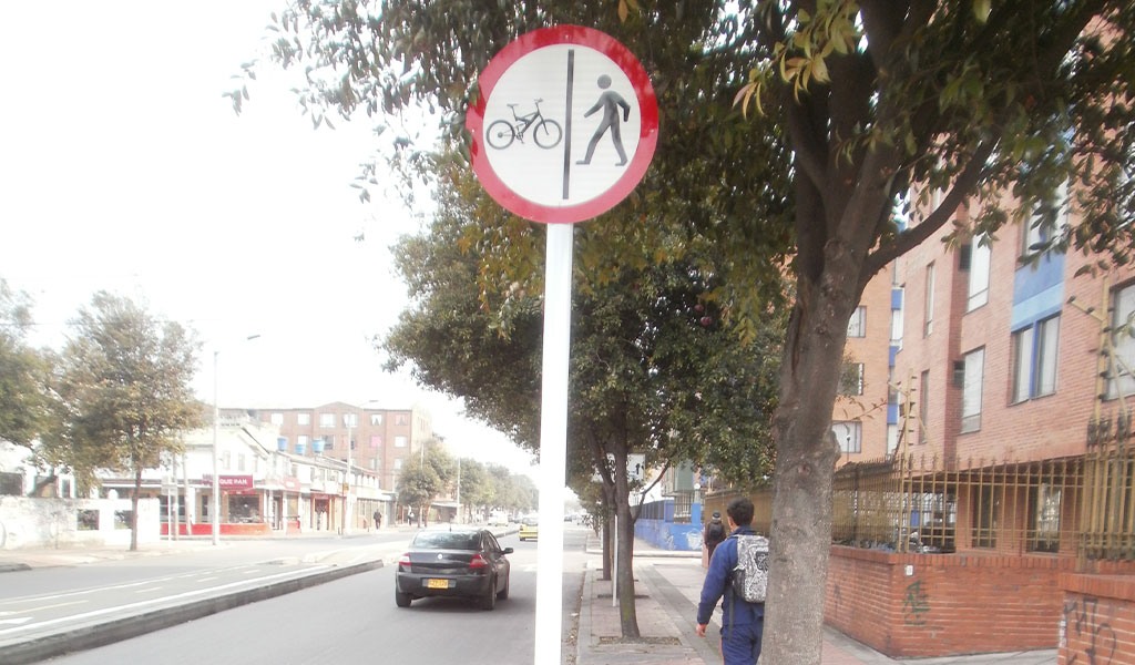 hitos y tachones viales